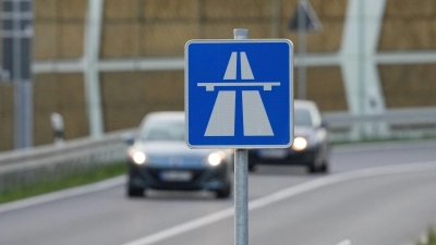 Es kracht als eine Autofahrerin in Richtung Autobahn abbiegt. (Symbolbild) (Foto: Soeren Stache/dpa)