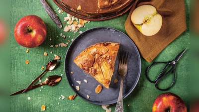Ergibt ein besonderes Muster: Die halben Äpfel werden nicht in Scheibchen oder Viertel durchgeschnitten, sondern nur eingeritzt und tief in den zuckerfreien Teig gedrückt und gebacken. (Foto: Susann Kreihe/Christian Verlag/dpa-tmn)