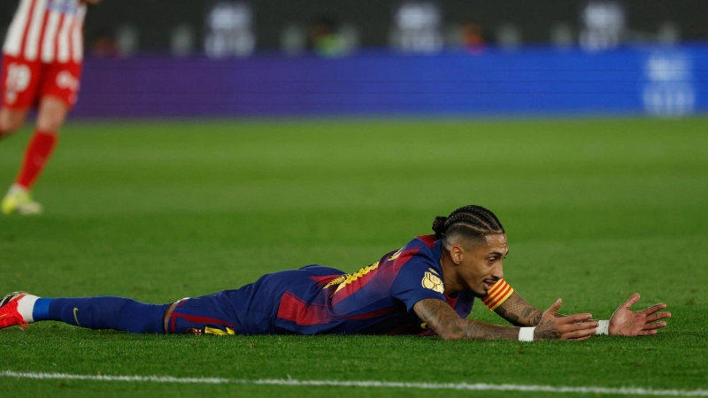 Raphinha und der FC Barcelona sind im Pokal an Atlético Madrid gescheitert. (Foto: Joan Monfort/AP/dpa)
