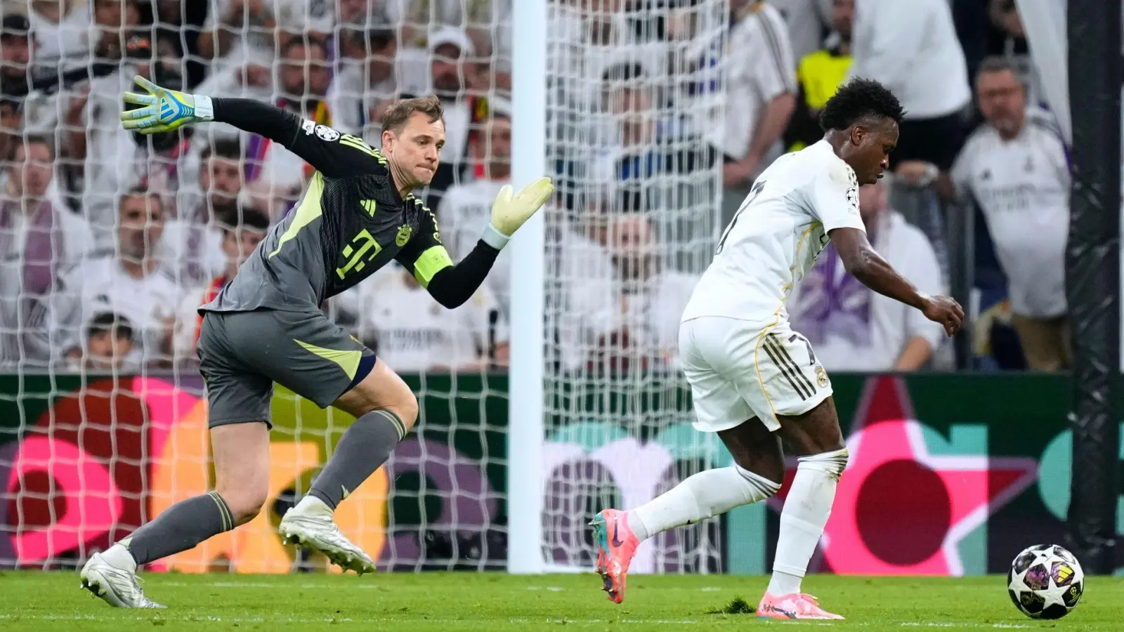 Auch in diesem Duell mit Real-Star Vinicius Junior war Manuel Neuer (l) in Madrid der Sieger. (Archivbild) (Foto: Jose Breton/AP/dpa)