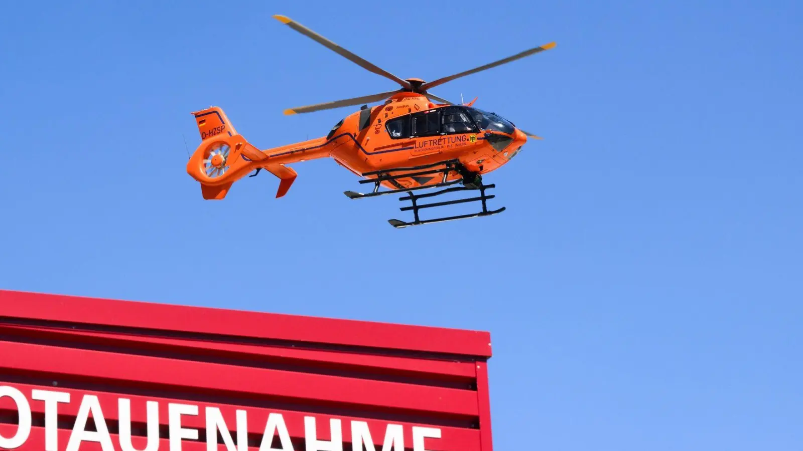 Ein Rettungshubschrauber der Luftrettung fliegt über einer Notaufnahme. (Foto: Julian Stratenschulte/dpa/Symbolbild)