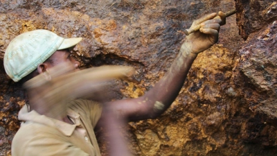Ein Arbeiter in einer Mine im Ostkongo. (Archivbild) (Foto: Jürgen Bätz/dpa)