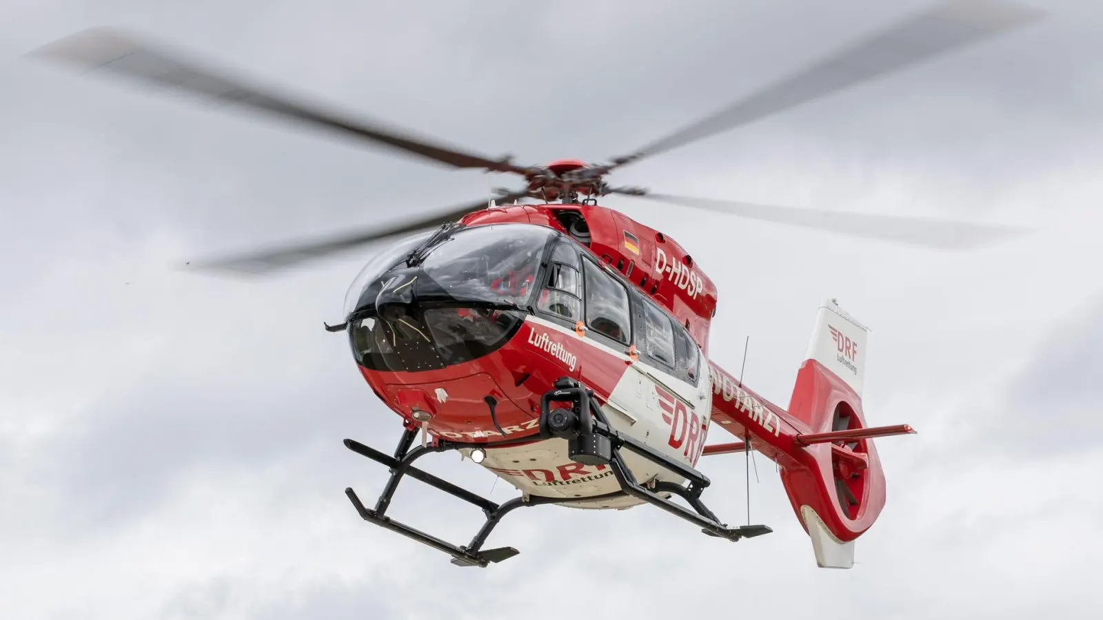Drei Hubschrauber waren im Einsatz, um die Verletzten schnell in Krankenhäuser zu bringen. (Symbolbild) (Foto: Daniel Karmann/dpa)