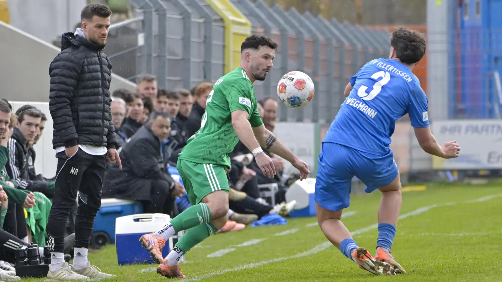 Ansbachs Trainer Niklas Reutelhuber (links) würde gegen Eichstätt gerne eine fußballerisch bessere Leistung sehen als in Aubstadt. Hier blickt er auf Patrick Kroiß (in Grün) im Duell mit Illertissens Jordi Wegmann. (Foto: Martin Rügner)
