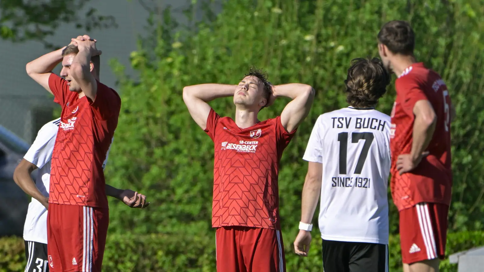 Soeben ist das 0:1 gefallen, die Spieler des TSC Neuendettelsau (in den roten Trikots von rechts der Eigentorschütze Ricardo Mountzouris, Oliver Moll und Adam Roth) können es nicht glauben. (Foto: Martin Rügner)