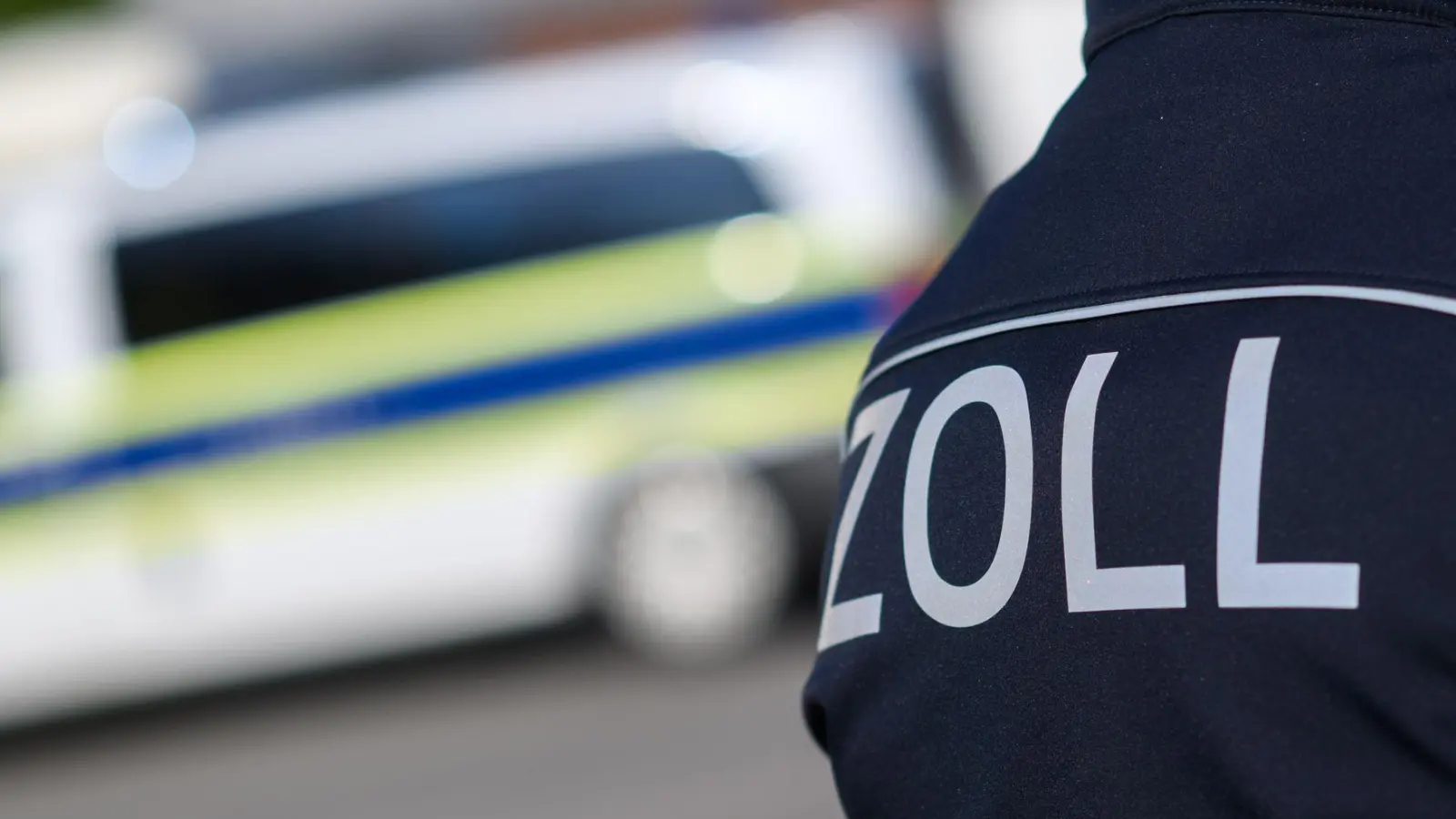 Weiße Farbspuren am Boden wurden einem flüchtenden Schwarzarbeiter in der Oberpfalz zum Verhängnis. (Symbolbild) (Foto: Julian Stratenschulte/dpa)