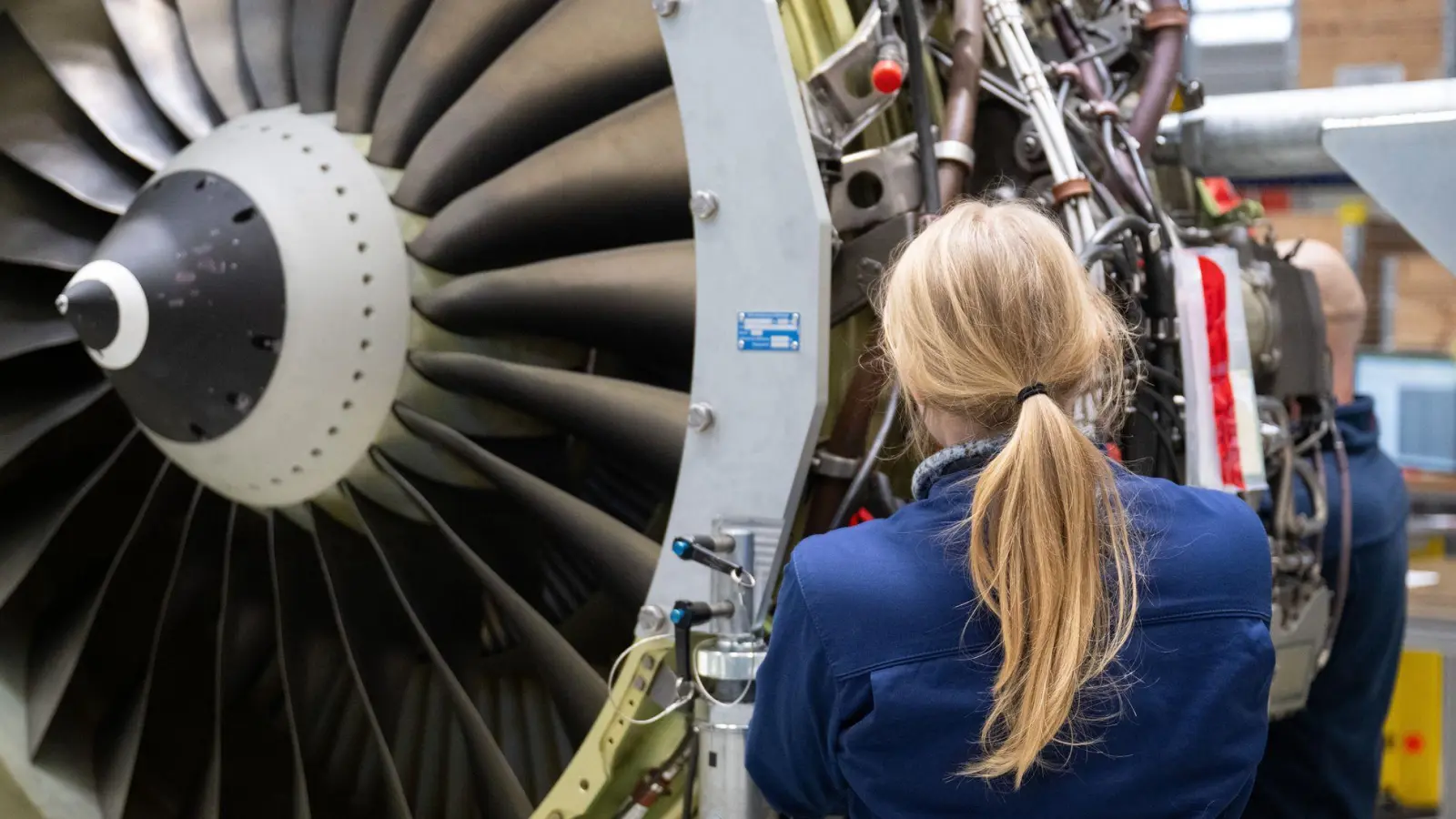 Eine MTU-Turbine in der Wartung. Die Geschäfte des Unternehmens laufen in diesem Jahr sehr gut. (Archivbild)  (Foto: Sebastian Gollnow/dpa)