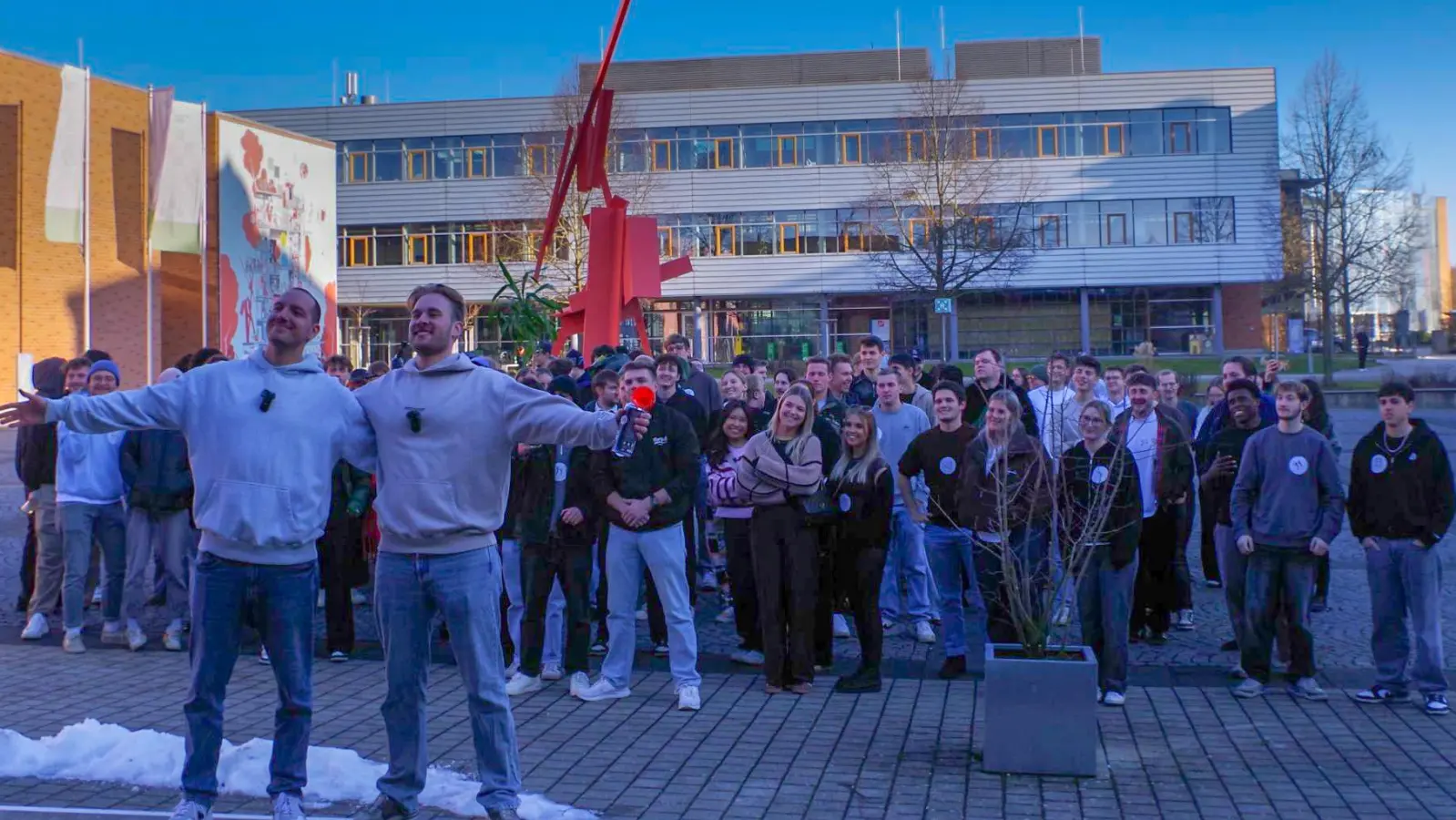 100 Menschen haben beim Versteckspiel auf dem Campus, organisiert von Joel Bougnot und Jakob Winkler, teilgenommen. (Foto: Jannic Hofmuth)