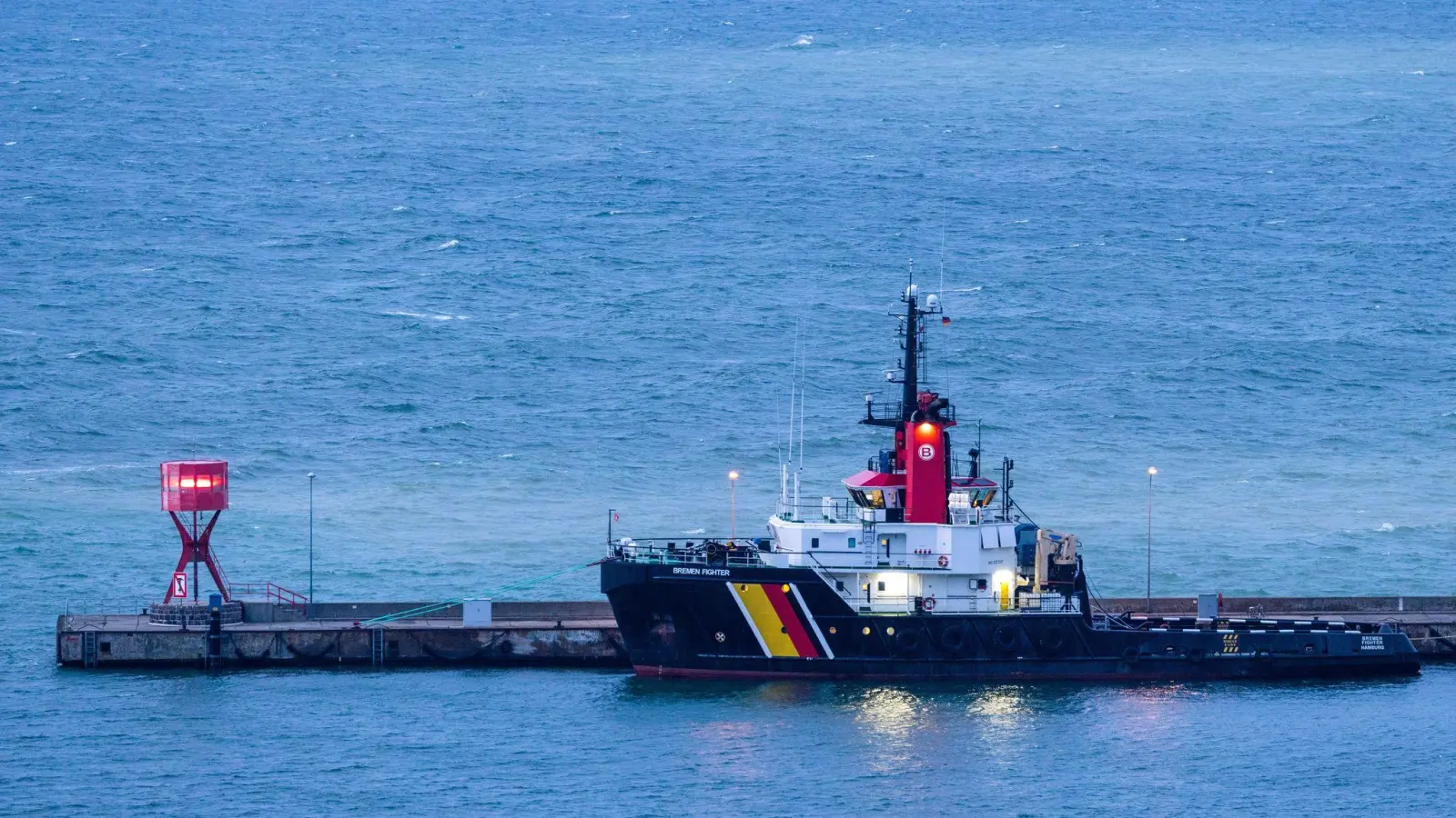 In der Ostsee ist ein Schiff nicht mehr steuerungsfähig - andere Schiffe halfen. (Archivbild) (Foto: Jens Büttner/dpa)