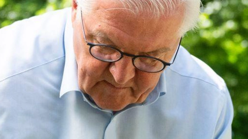  Steinmeier gärtnert in einem Hochbeet in Berlin-Neukölln. (Foto: Christophe Gateau/dpa)