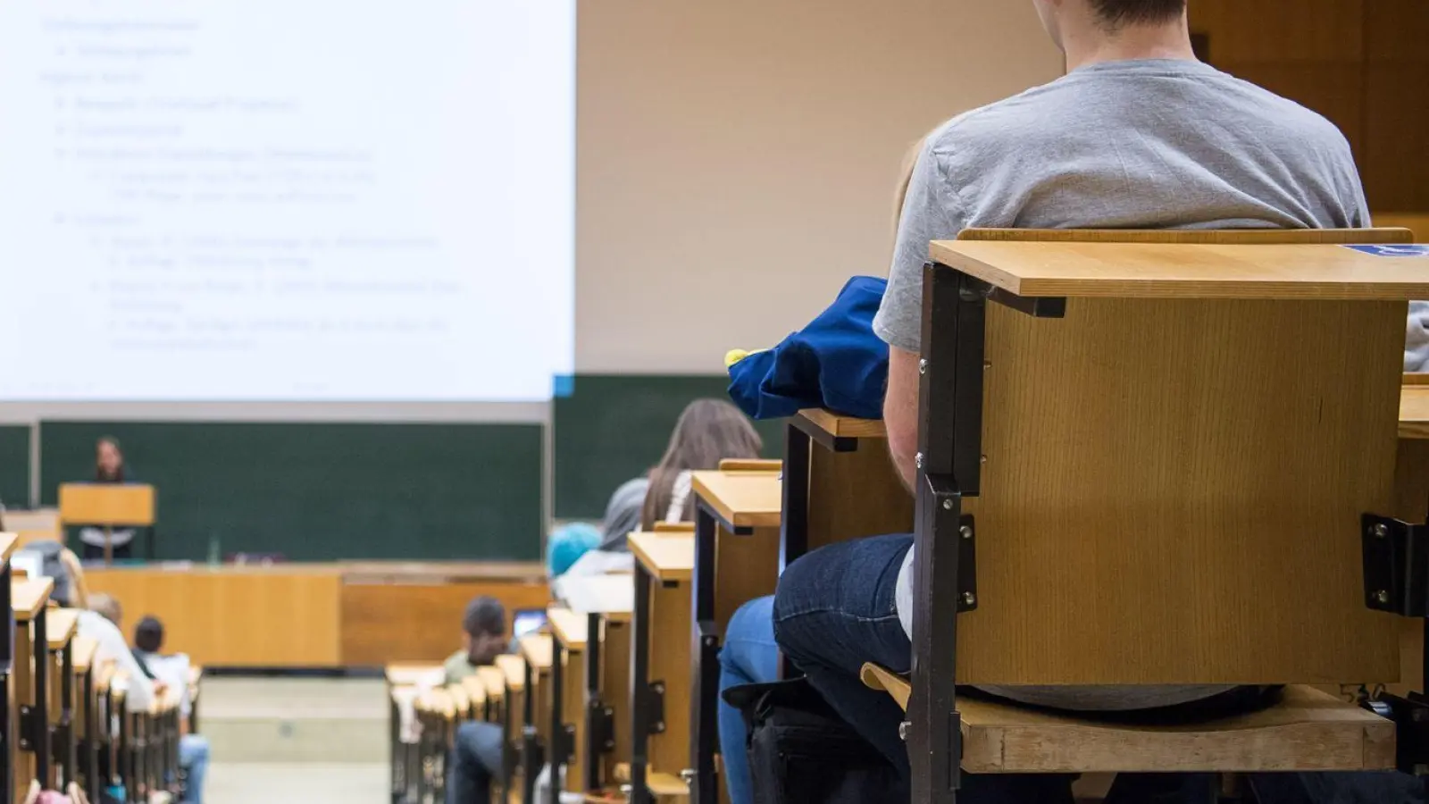 Das Aufstiegsstipendium unterstützt Berufserfahrene beim Studium und eröffnet so neue Karrierewege. (Foto: Sebastian Gollnow/dpa/dpa-tmn)
