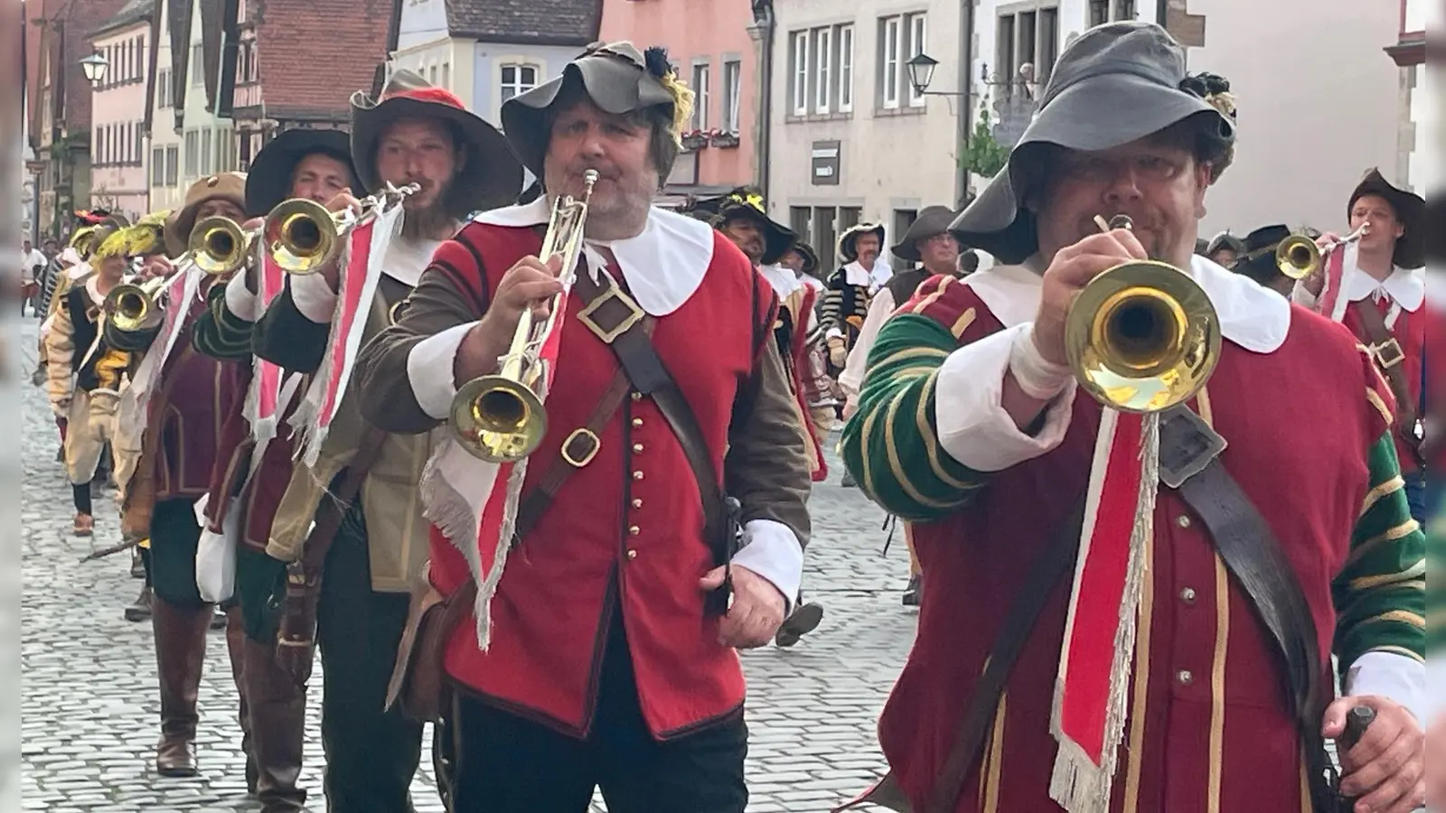 Zweiter Tag bei den Pfingsfestspielen in Rothenburg. Bei bestem Wetter gibt es überall in der Stadt mittelalterliches Treiben zu bewundern. (Foto: Gerhard Krämer)