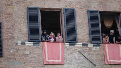 Madonna verfolgte an ihrem 67. Geburtstag das „Palio di Siena“.  (Foto: Fabio Sasso/ZUMA Press Wire/dpa)