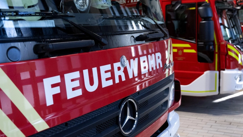 Die Feuerwehr versucht den Brand zu löschen. (Symbolbild) (Foto: Sven Hoppe/dpa)