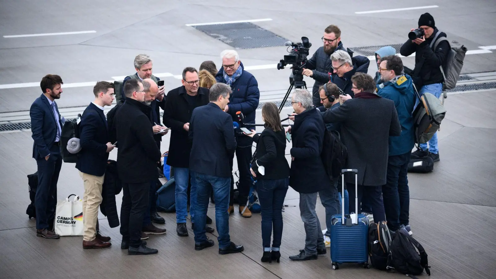 Bundeswirtschaftsminister Robert Habeck vor seinem Abflug nach Windhuk (Namibia). (Foto: Bernd von Jutrczenka/dpa)