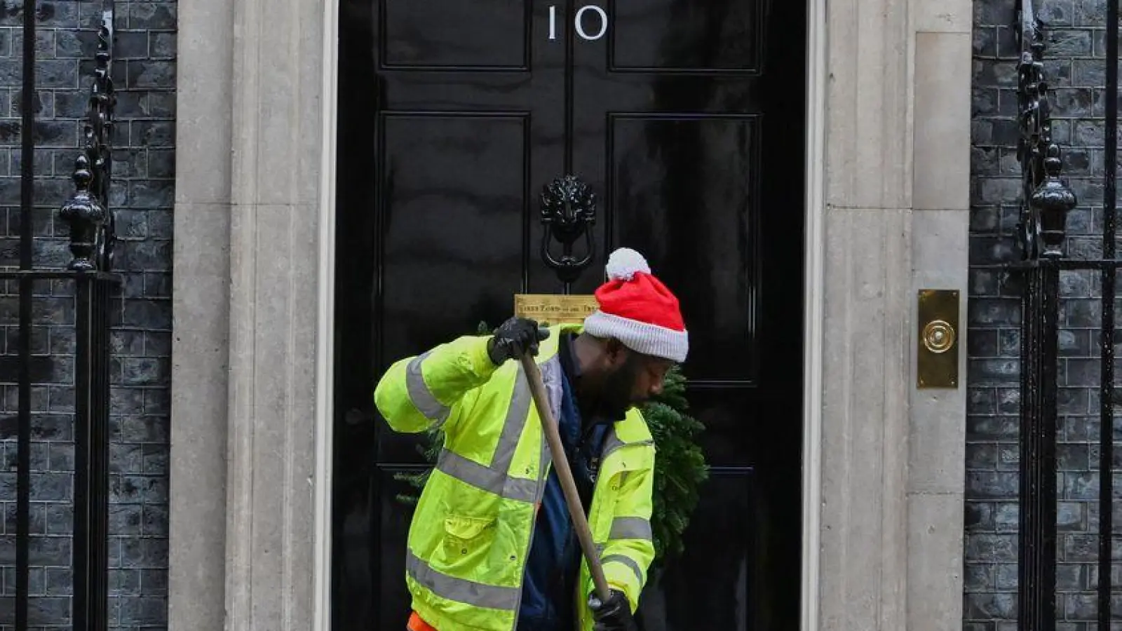 Vorbereitungen vor der Downing Street 10 in London vor dem Gipfel zum Ukraine-Krieg. (Foto: Thomas Krych/AP/dpa)