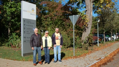 Margit Stelter sowie Bernhard Ilg (links) und sein Sohn Stefan wissen die medizinische Versorgung im Dinkelsbühler Krankenhaus und den Einsatz des Personals zu schätzen. (Foto: Markus Weinzierl)