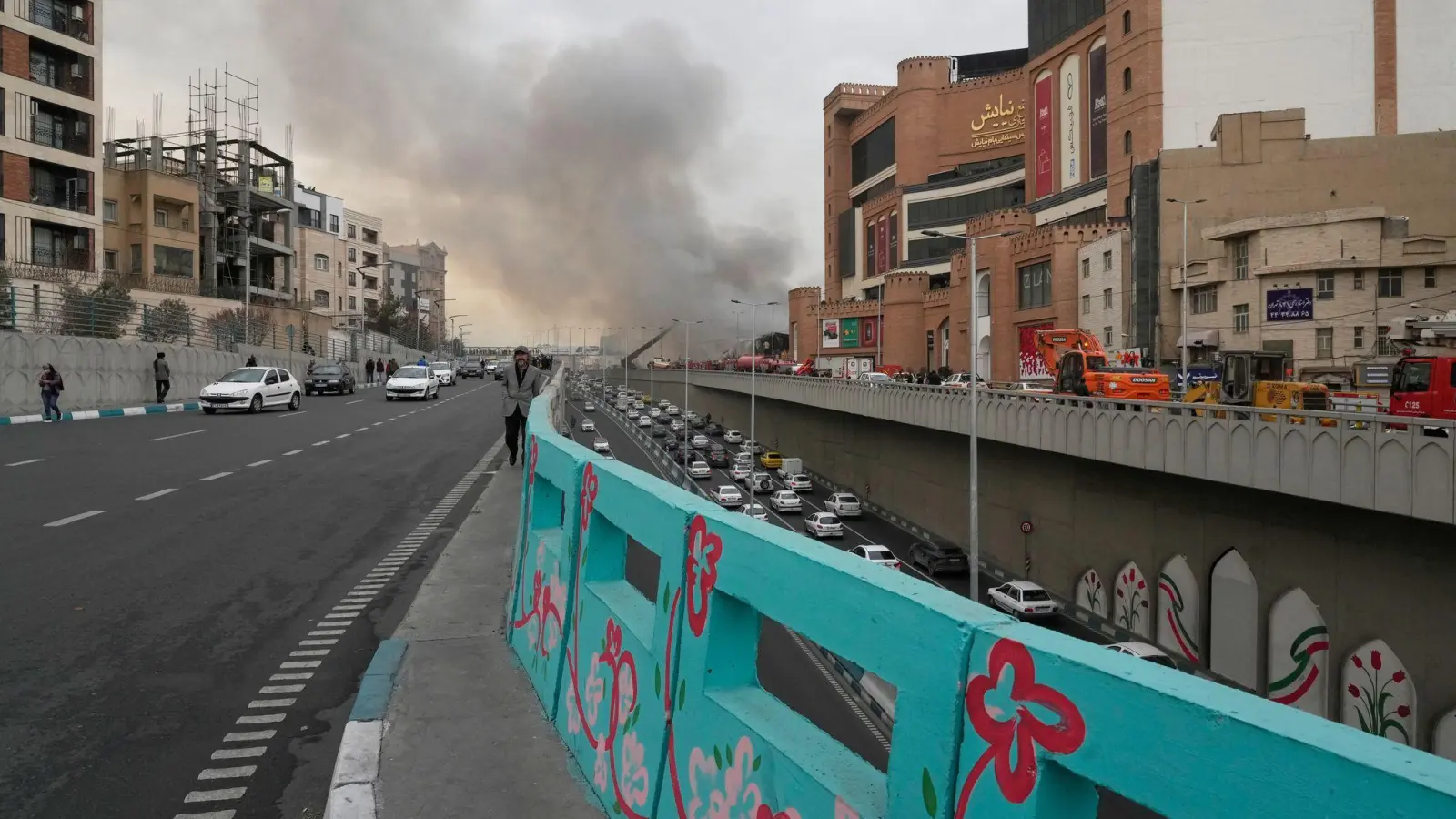 Beim Eintreffen der Einsatzkräfte stand die Halle fast vollständig in Flammen, dichter Rauch stieg in den Himmel. (Foto: Vahid Salemi/AP/dpa)