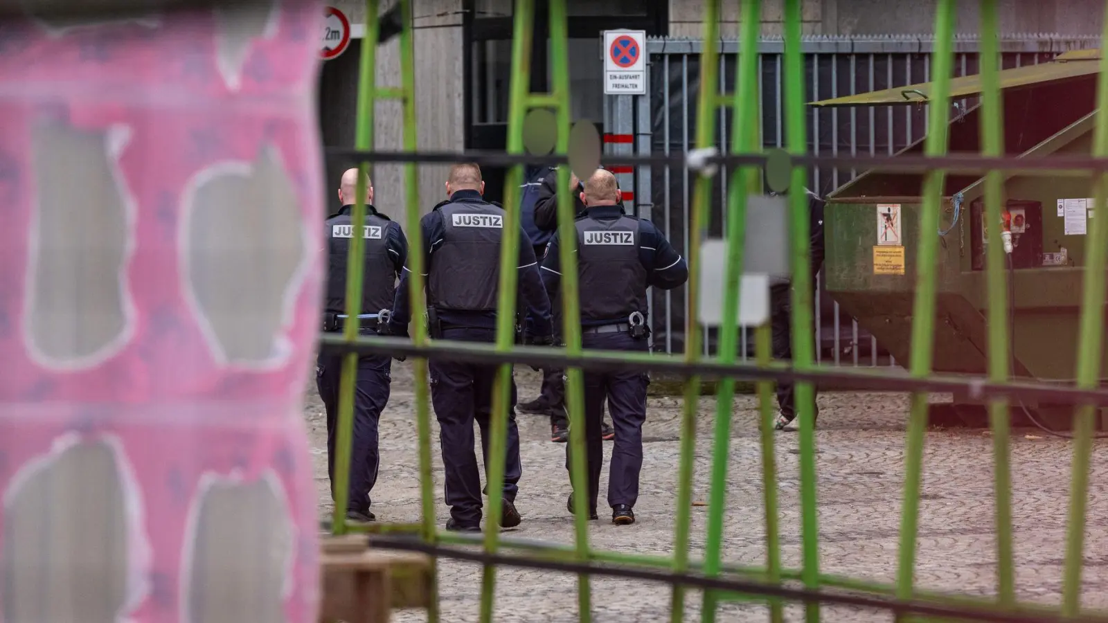 Justizbeamte stehen im Innenhof des Amtsgerichts Bielefeld, wo ein Tatverdächtiger nach Schüssen am Landgericht dem Haftrichter vorgeführt wurde.  (Foto: Guido Kirchner/dpa)