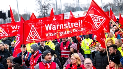 Bereits am vergangenen Montag waren bei VW fast 100.000 Mitarbeiter an neun Standorten in den Warnstreik getreten  (Foto: Sina Schuldt/dpa)