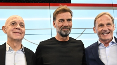 DFB-Vizepräsident Hans-Joachim Watzke (r) mit Bundestrainer Jürgen Klopp (M) DFB-Präsident Bernd Neuendorf. (Archivbild)  (Foto: Florian Wiegand/dpa)