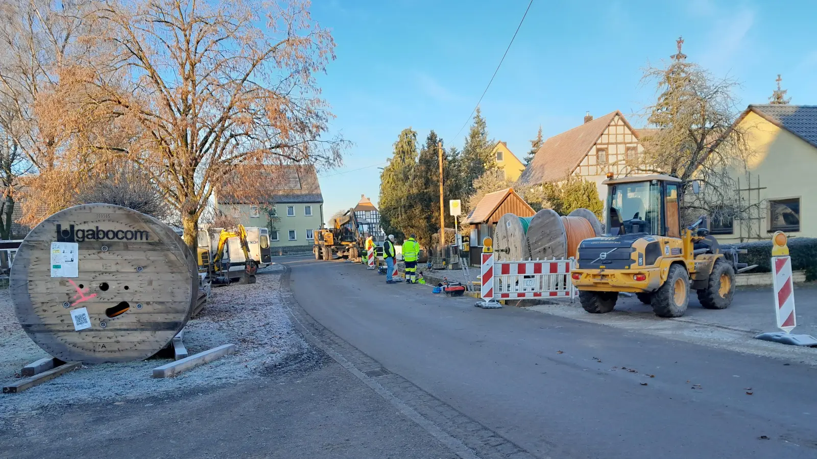 Die Stadtwerke Feuchtwangen schließen sieben Ortsteile an das öffentliche Trinkwassernetz an. In Zumhaus laufen die Arbeiten hierfür bereits. (Foto: Stadtwerke Feuchtwangen/Harald Ströhlein)