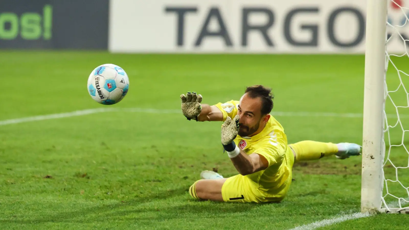 Felix Gebhardt in Aktion: Im Pokal gegen Fürth hielt der Regensburger Torwart alles.  (Foto: Daniel Löb/dpa)