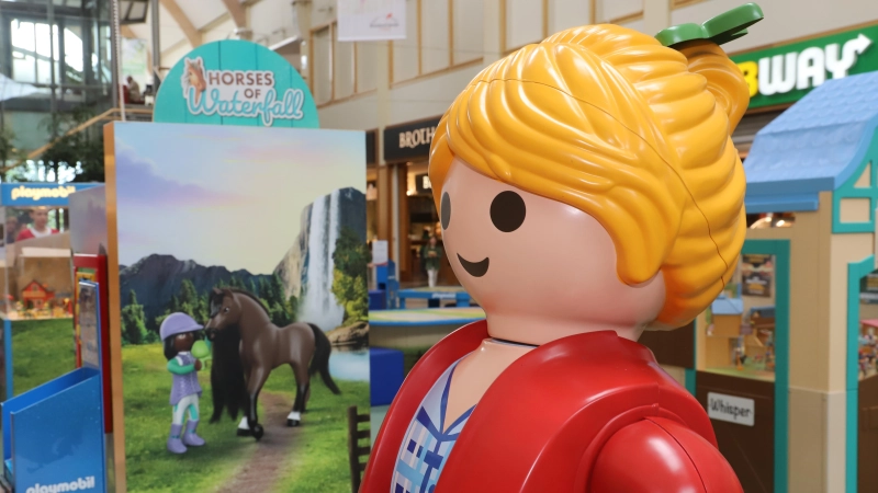 Playmobil-Figuren, hier eine Riesenversion bei einer Ausstellung im Ansbacher Brücken-Center, waren bislang in der Region beliebt.  (Foto: Oliver Herbst)