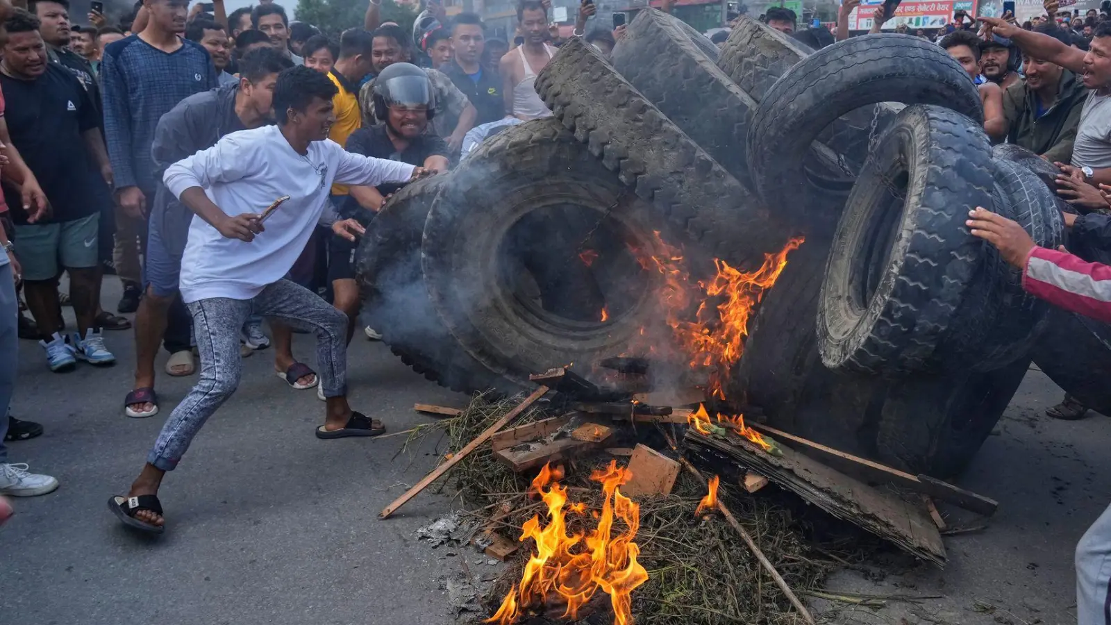 Krise in Nepal: Neue Proteste, nachdem am Vortag mehrere Menschen getötet wurden, als die Polizei Tränengas und Gummigeschosse auf Demonstranten abfeuerte, die versuchten, das Parlament wegen eines Verbots sozialer Medien und angeblicher Korruption zu stürmen. (Foto: Niranjan Shrestha/AP/dpa)
