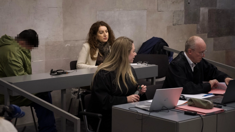 Franziska Meier und Bernd Hönicka verteidigen den Angeklagten, der die Verhandlung über eine Dolmetscherin verfolgt. Vor dem Anschlag täuschte er vor, eine Wohnung zu suchen.  (Foto: René Chlopotowski)