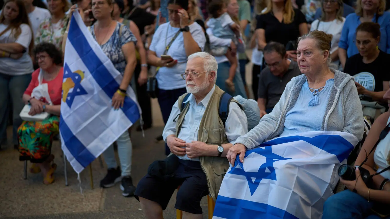 In Israel wird mit Bangen auf die Rückkehr der letzten Geiseln gewartet.  (Foto: Emilio Morenatti/AP/dpa)