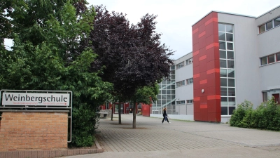 Eingangsbereich und Pausenhof der Weinbergschule. Um hier eine Ganztagsbetreuung zu realisieren, sind umfangreiche Umbauten notwendig. (Archivbild: Robert Maurer)