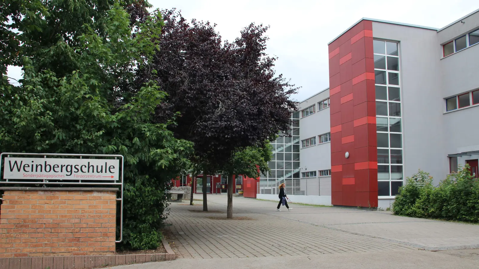 Die Weinbergschule wurde am Wochenende Ort eines Verbrechens: Unbekannte verschafften sich Zugang, knackten Klassenkassen und brachen Lehrerpulte auf. (Symbolbild: Robert Maurer)