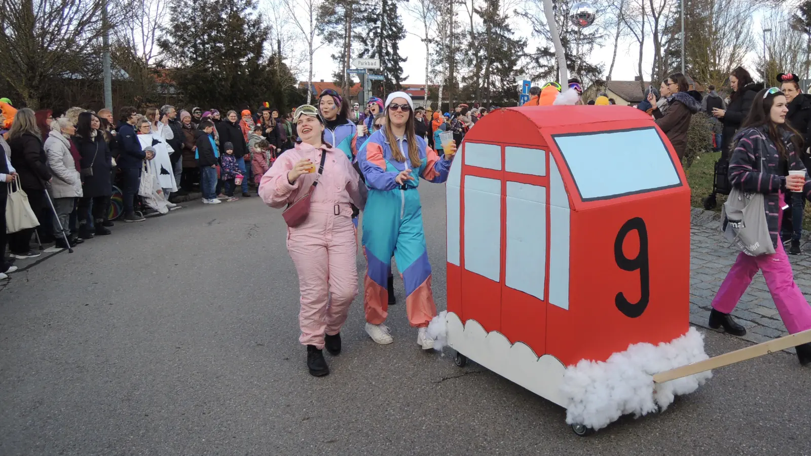 Freude beim Après Ski: Der Jugendverein präsentierte sich im entsprechenden Outfit. (Foto: Peter Zumach)