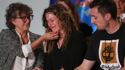 Viele der Angehörigen von Opfern der Flutkatastrophe 2024 in Valencia brachen bei der offiziellen Trauerveranstaltung in Tränen aus. (Foto: Alberto Saiz/AP/dpa)