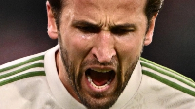 100 Tore in 104 Pflichtspielen für den FC Bayern: Harry Kane feiert seinen Rekord. (Foto: Harry Langer/dpa)