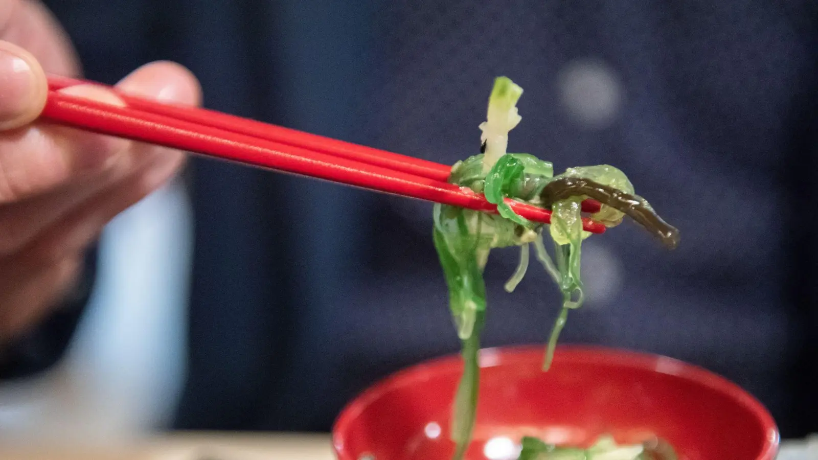 Viele Algenprodukte bieten keine klaren Angaben zum Jodgehalt: Verbraucher erhalten oft keine Orientierung zur sicheren Verzehrmenge. (Foto: Andrea Warnecke/dpa-tmn)