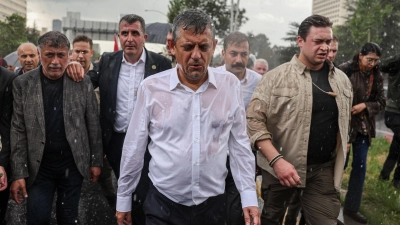 Özgür Özel trotzt dem Regen und seiner Absetzung als Parteichef (Foto: Ugur Yildirim/Dia Photo/AP/dpa)