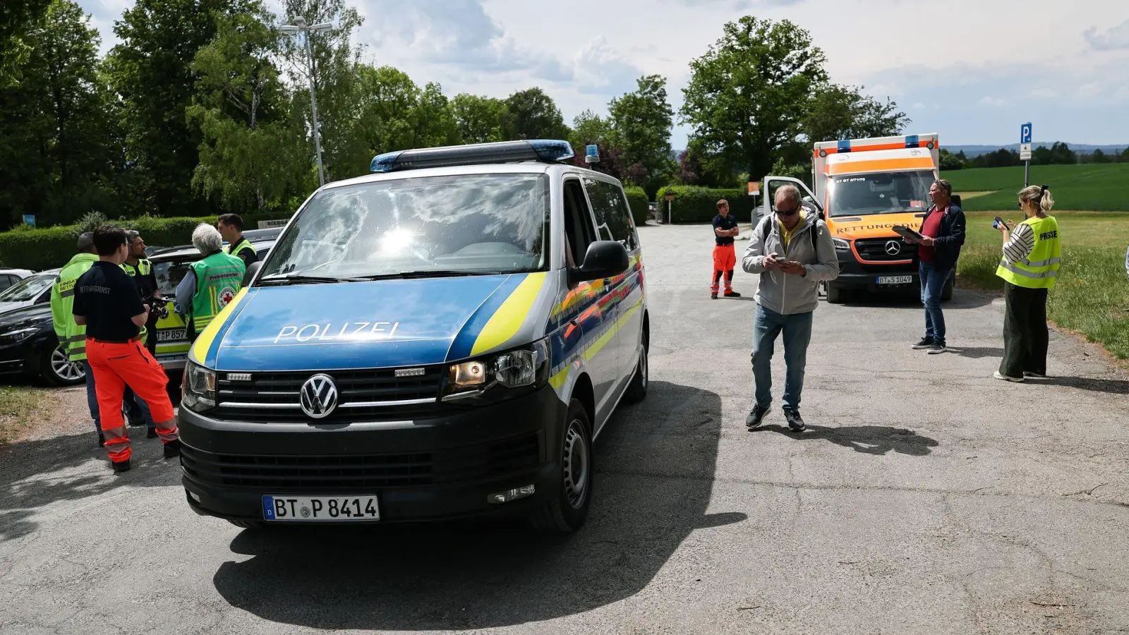 In einem nahegelegenen Waldstück wurde die Handgranate kontrolliert gesprengt.  (Foto: Daniel Löb/dpa)
