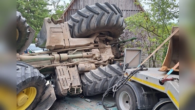 Der Traktor stürzte in einer Linkskurve um und blieb quer auf der Straße liegen. (Foto: Feuerwehr Rothenburg)