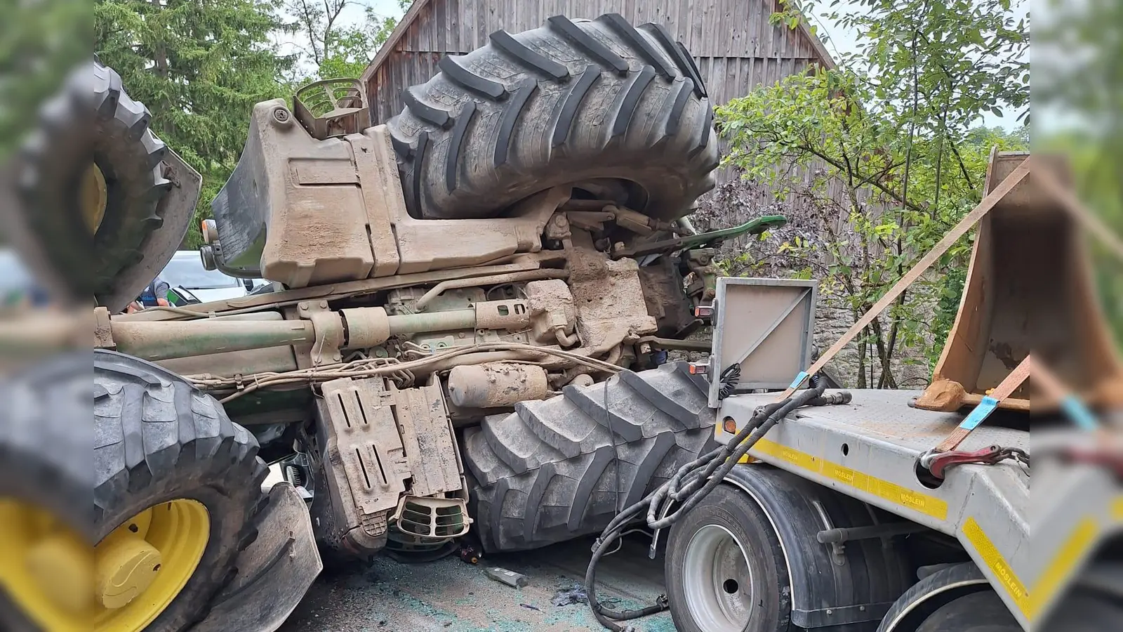 Der Traktor stürzte in einer Linkskurve um und blieb quer auf der Straße liegen. (Foto: Feuerwehr Rothenburg)