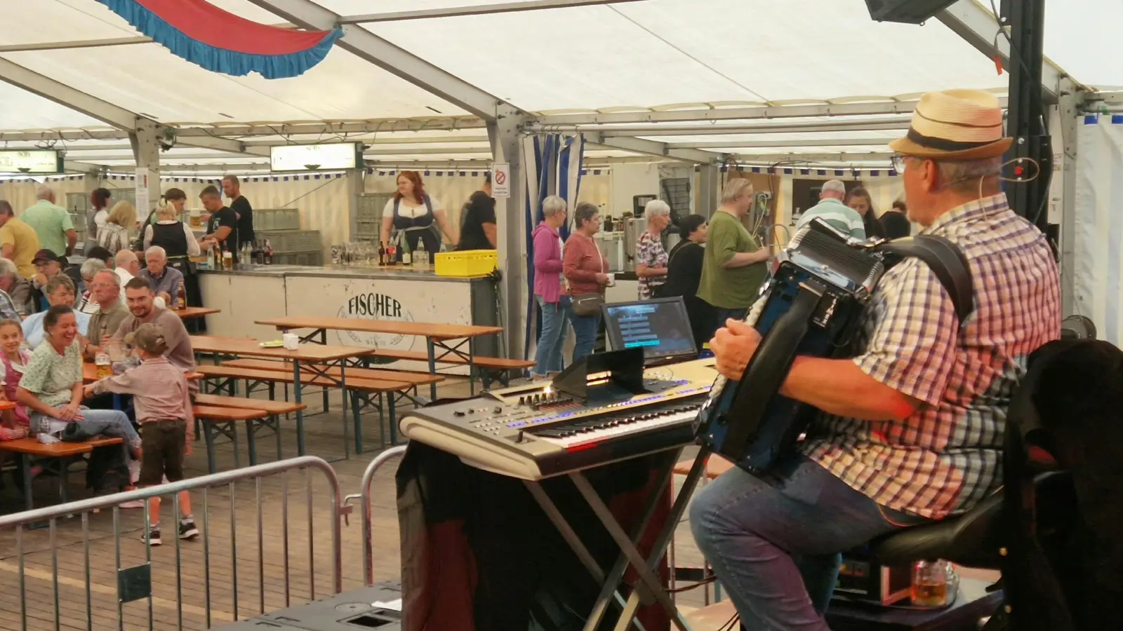 Verschiedene Künstler sorgen für gute musikalische Unterhaltung im Festzelt.  (Foto: Friedrich Strohmeier)