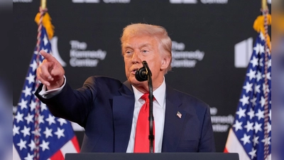US-Präsident Donald Trump droht Wladimir Putin vor dem Alaska-Gipfel mit schwerwiegenden Konsequenzen, sollte der Kremlchef nicht einlenken. (Foto: Alex Brandon/AP/dpa)