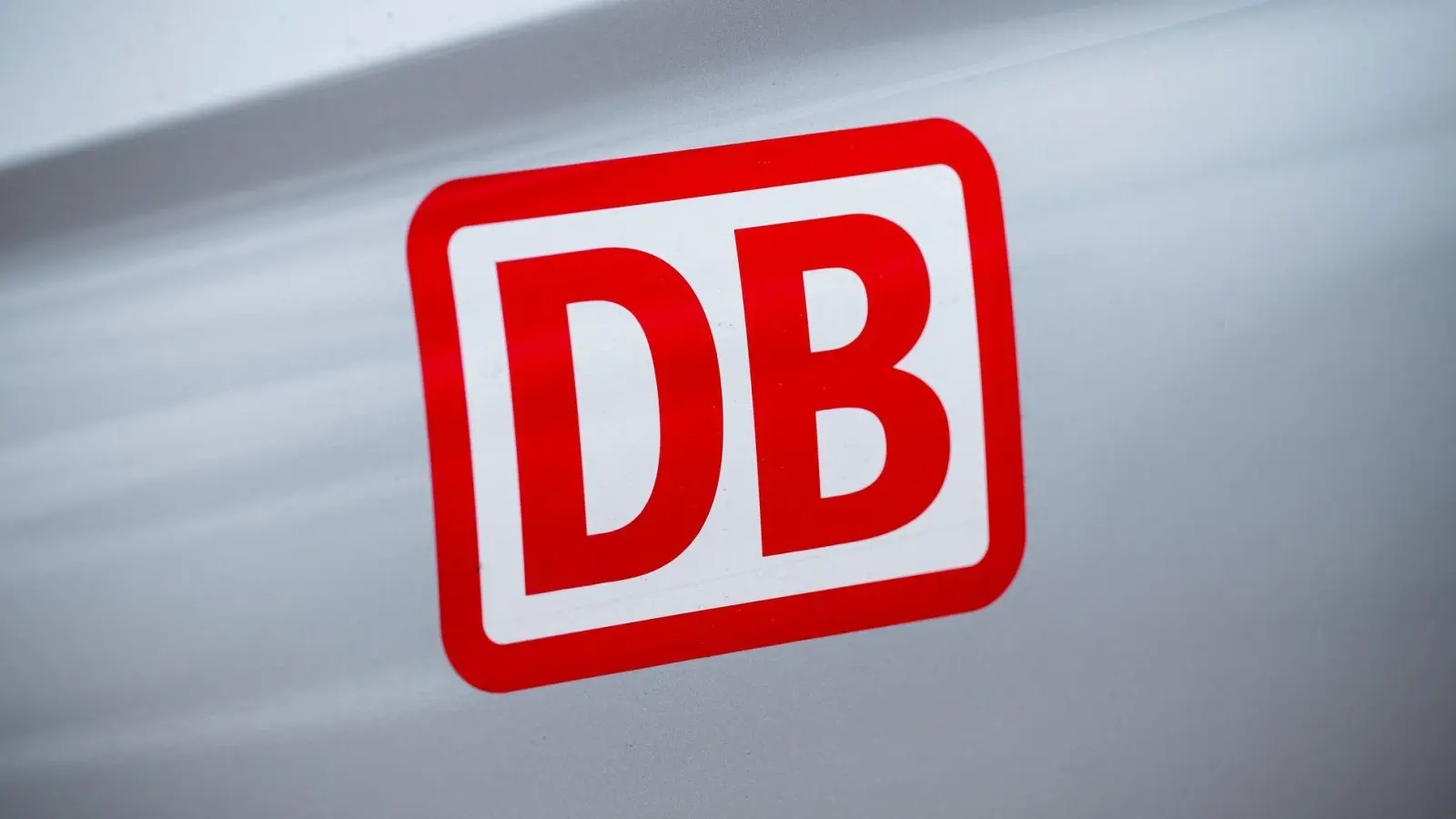 Die Bahn sperrt wegen Bauarbeiten die Trasse zwischen Forchheim und Bamberg - ICEs werden umgeleitet. (Symbolbild) (Foto: Daniel Vogl/dpa)