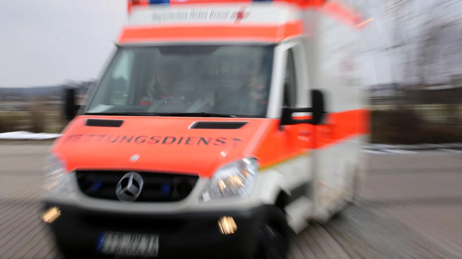 Der Rettungsdienst brachte den Mann in ein Krankenhaus. (Symbolbild) (Foto: Stephan Jansen/dpa)