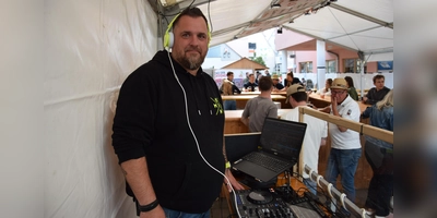 Steht seit 31 Jahren am DJ-Pult: Sascha Dreyer alias DJ D3eer. (Foto: Florian Schwab)