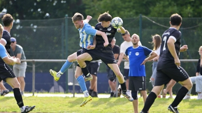 Beim 4:4 im Hinspiel trotzte das Schlusslicht ESV Ansbach-Eyb (oben in Schwarz Max Balbach) dem Spitzenteam SV Ornbau-Weidenbach (Sven Gallwitzer) einen Punkt ab. Am Sonntag treffen sich beide Teams zum Rückspiel in Eyb. (Foto: Martin Rügner)
