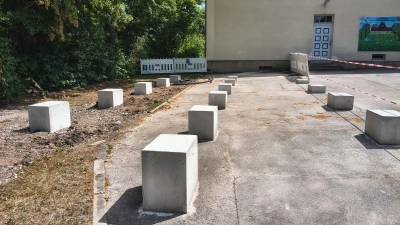 Die Fundamente für die Container an der Grundschule Hennenbach sind gesetzt. (Foto: Robert Maurer)