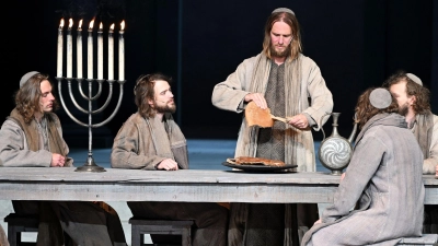 Das Letzte Abendmahl: Jesus (Frederik Mayet) teilt das Brot. (Foto: Angelika Warmuth/dpa)