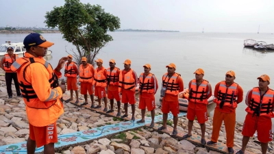 Ein Teamleiter informiert Mitglieder des indischen Katastrophenschutzes über Rettungsmaßnahmen in überschwemmten Gebieten.  (Foto: Rajesh Kumar Singh/AP/dpa)